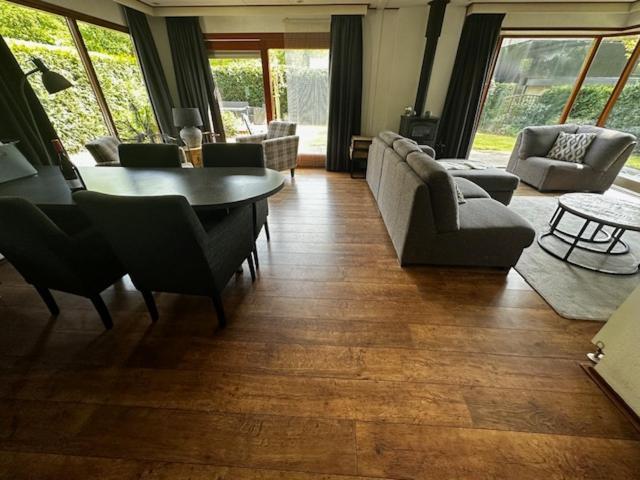 Dubbele Chalet Op Recreatiepark Topparken Op De Veluwe In Beekbergen Met Grote Vrije Tuin En Eigen Parkeerplaats ภายนอก รูปภาพ